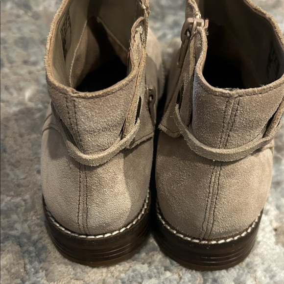 Clarks Beige Suede Ankle Boots EUC! - Picture 5 of 6